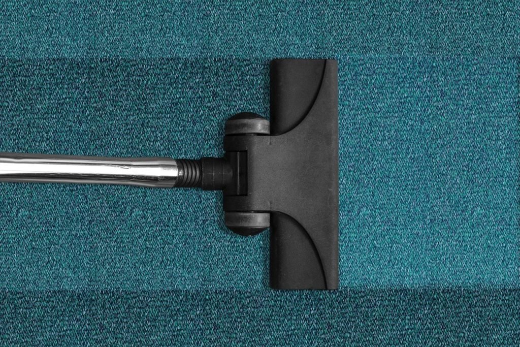 How to clean a vacuum filter